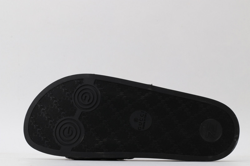 G*u*i sandals