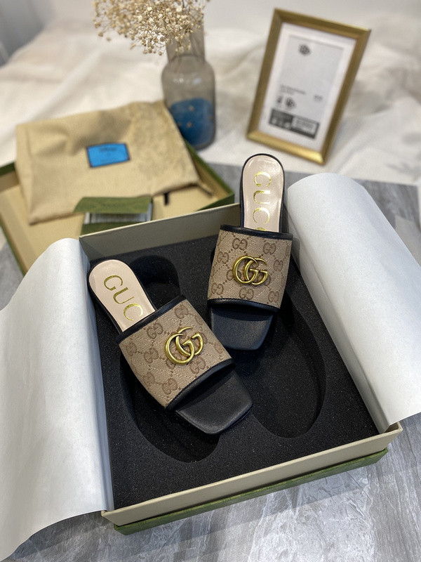 G*u*i sandals