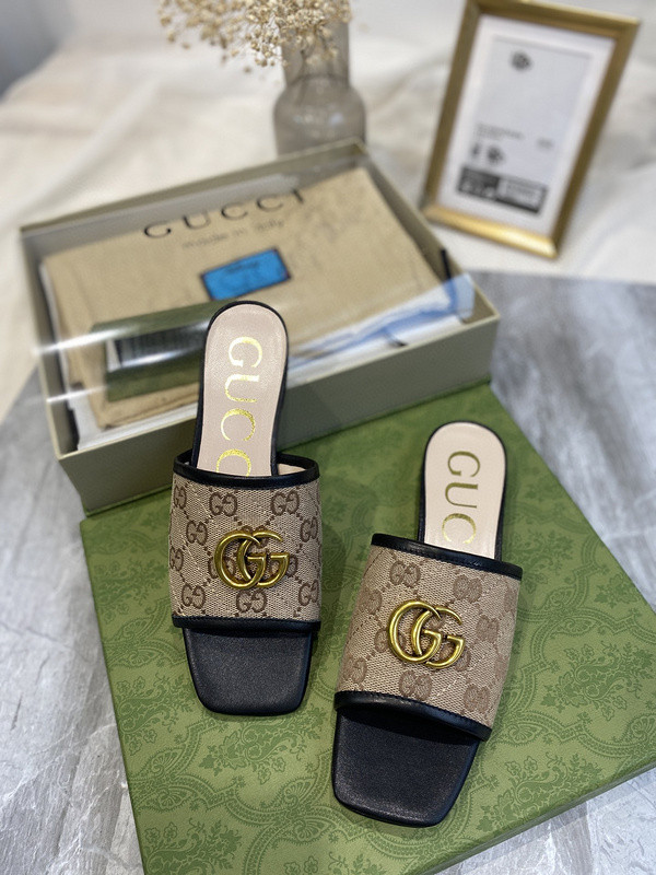 G*u*i sandals