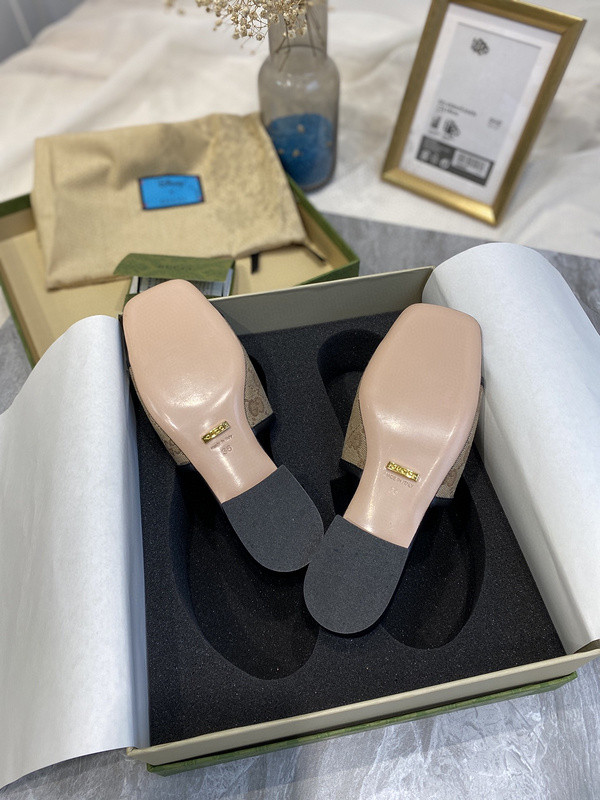 G*u*i sandals