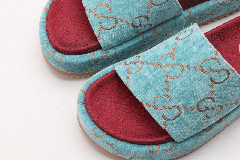 G*u*i sandals