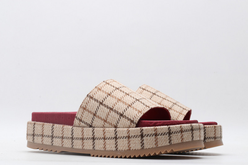 G*u*i sandals
