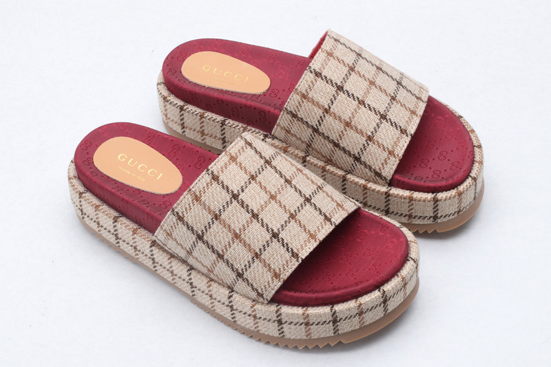 G*u*i sandals