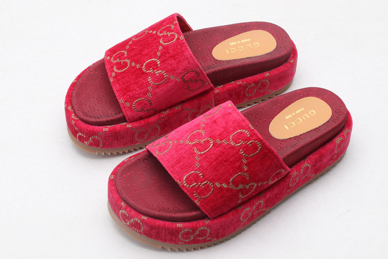 G*u*i sandals