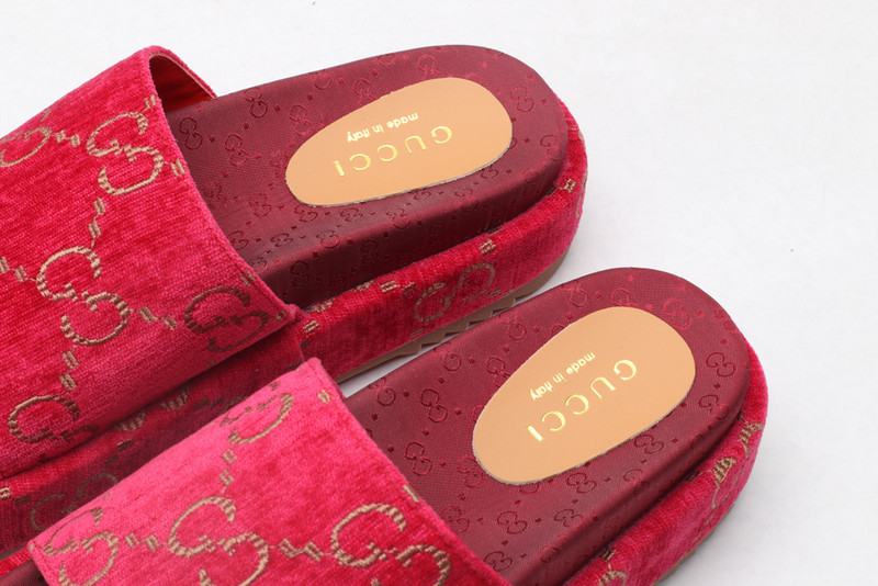 G*u*i sandals