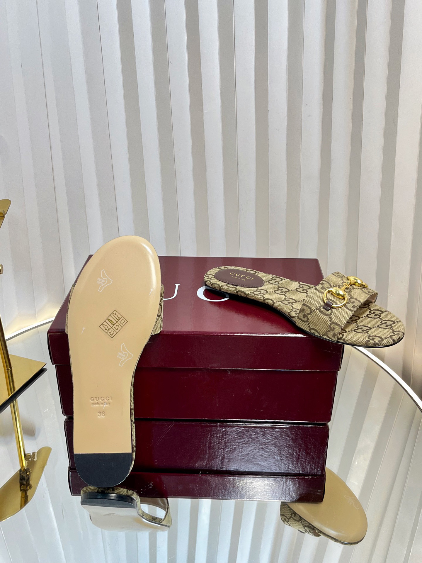 G*u*i sandals