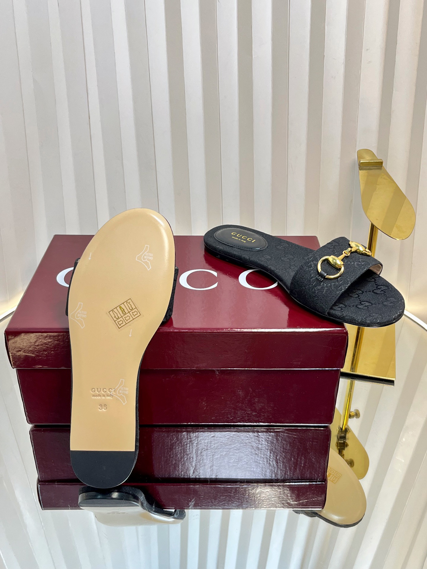 G*u*i sandals