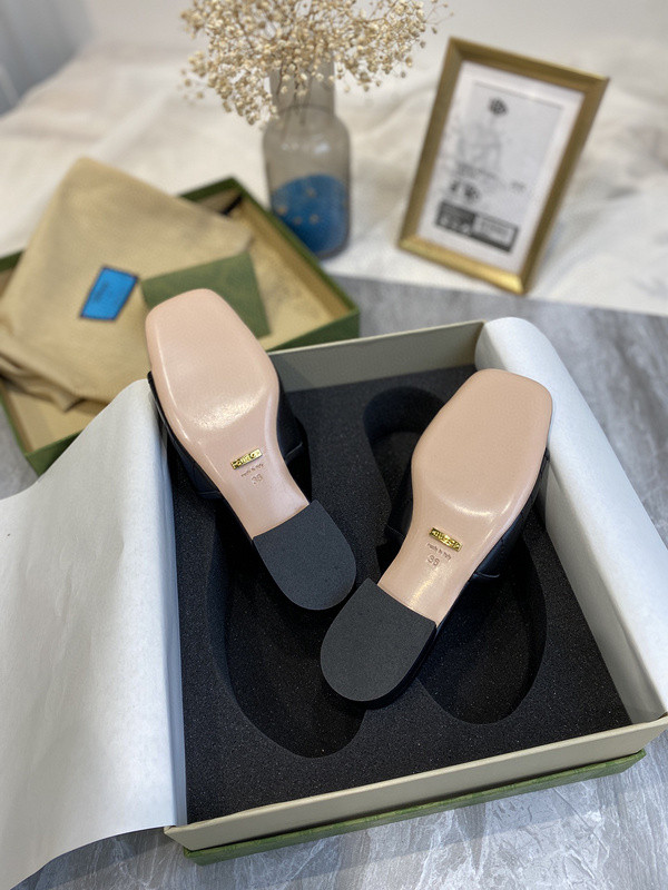 G*u*i sandals