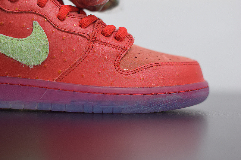 NIKE SB DUNK HIGH "STRAWBERRY COUGH" CW7093-600