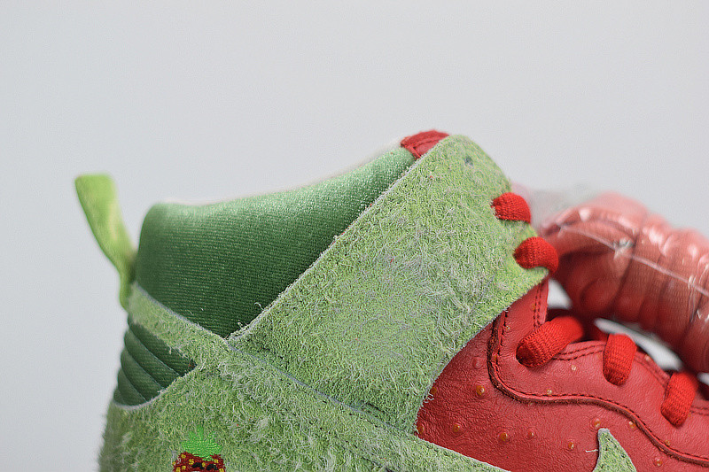 NIKE SB DUNK HIGH "STRAWBERRY COUGH" CW7093-600