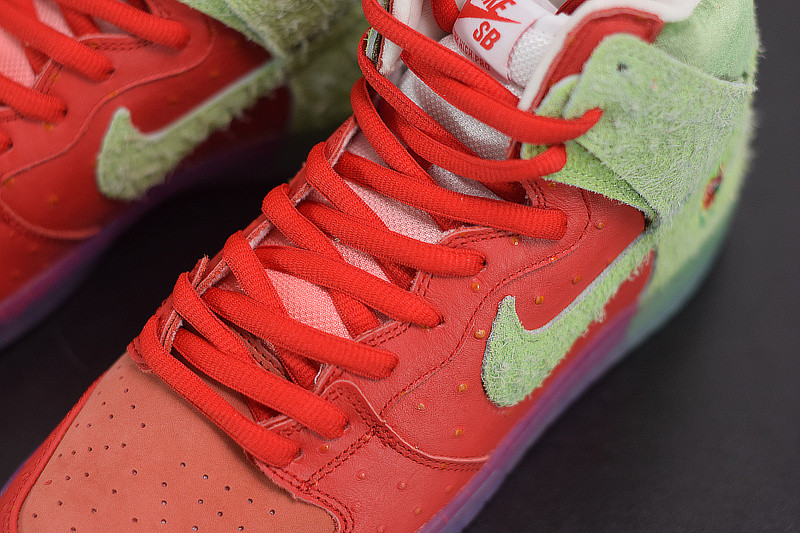 NIKE SB DUNK HIGH "STRAWBERRY COUGH" CW7093-600