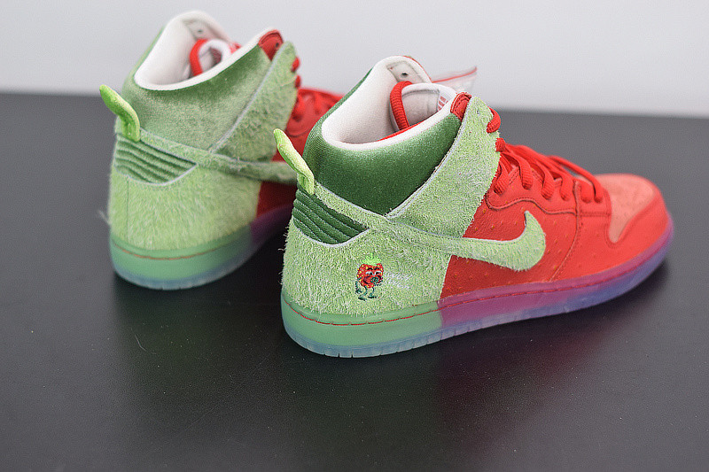 NIKE SB DUNK HIGH "STRAWBERRY COUGH" CW7093-600