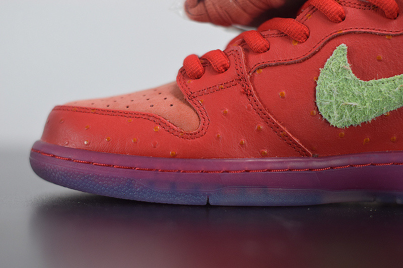 NIKE SB DUNK HIGH "STRAWBERRY COUGH" CW7093-600