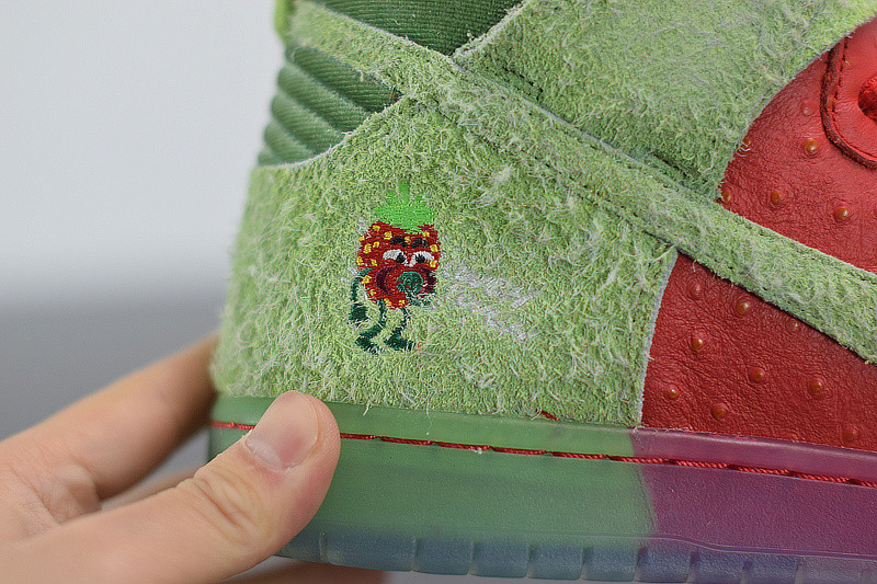 NIKE SB DUNK HIGH "STRAWBERRY COUGH" CW7093-600