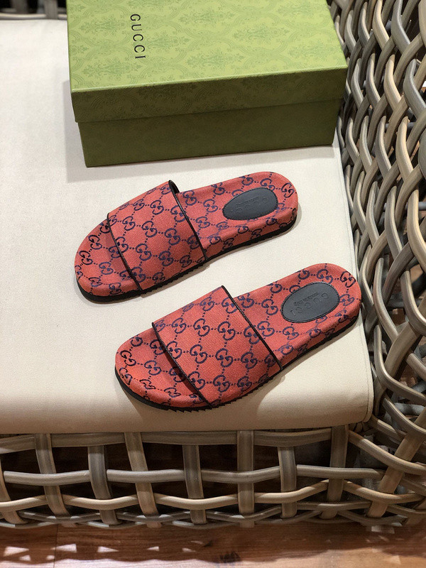 G*u*i sandals