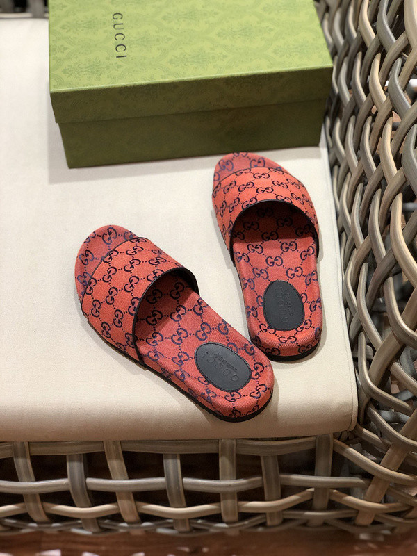 G*u*i sandals