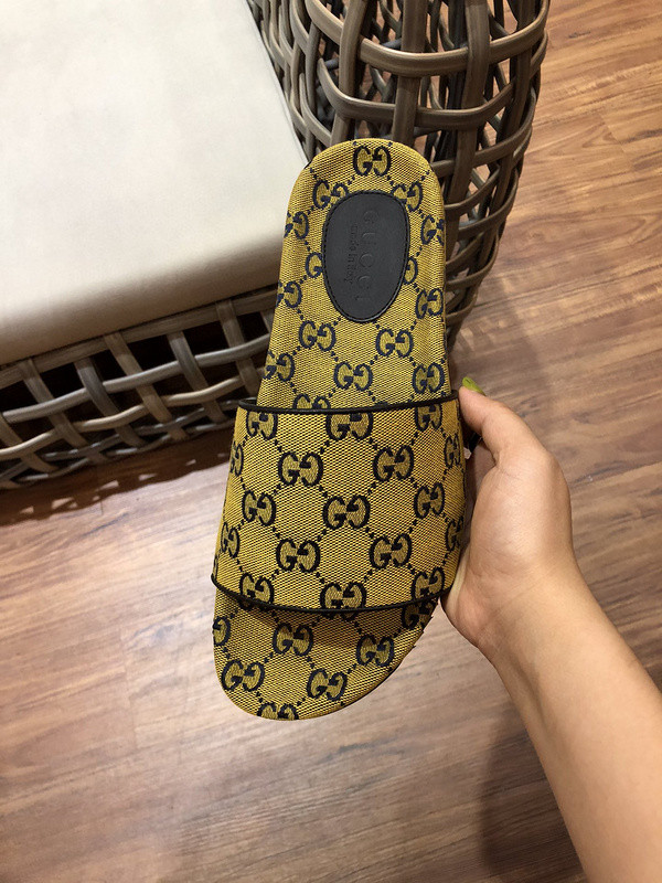 G*u*i sandals