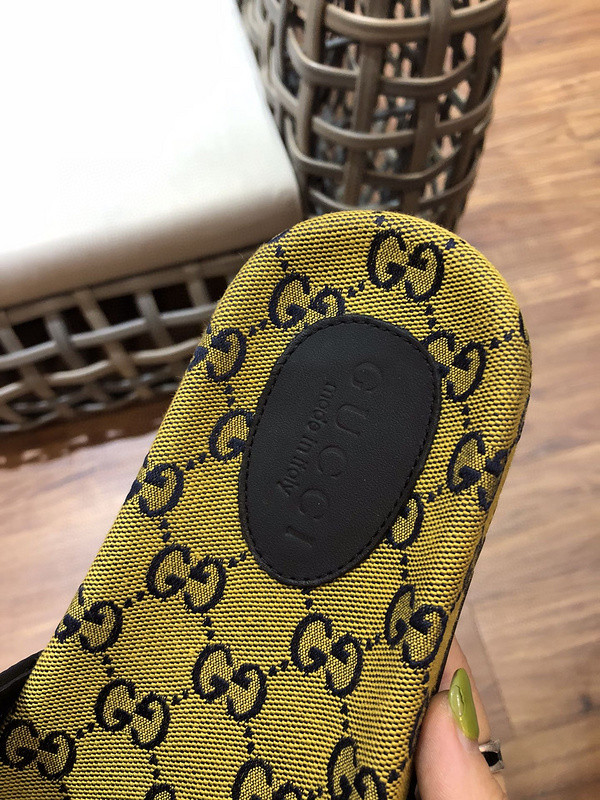 G*u*i sandals