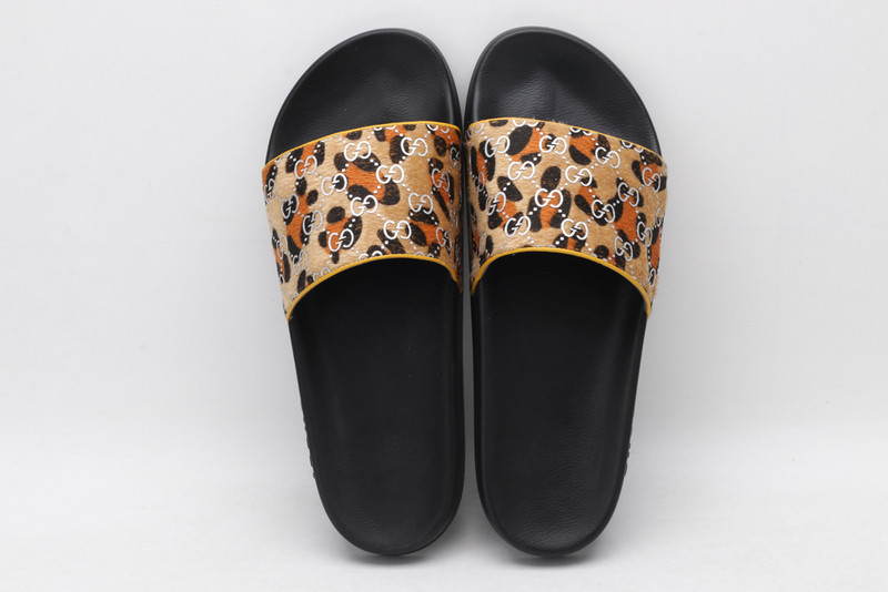 G*u*i sandals