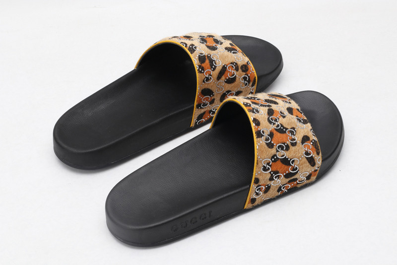 G*u*i sandals