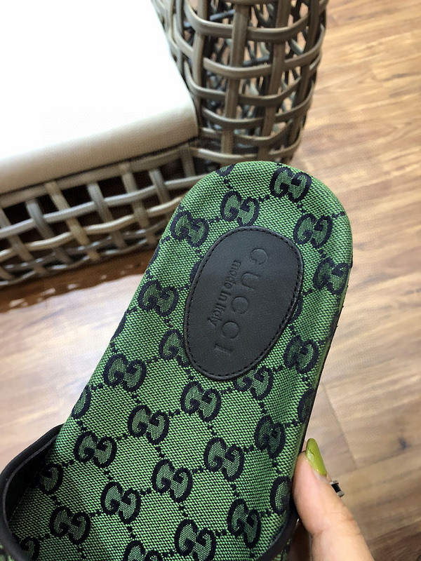 G*u*i sandals