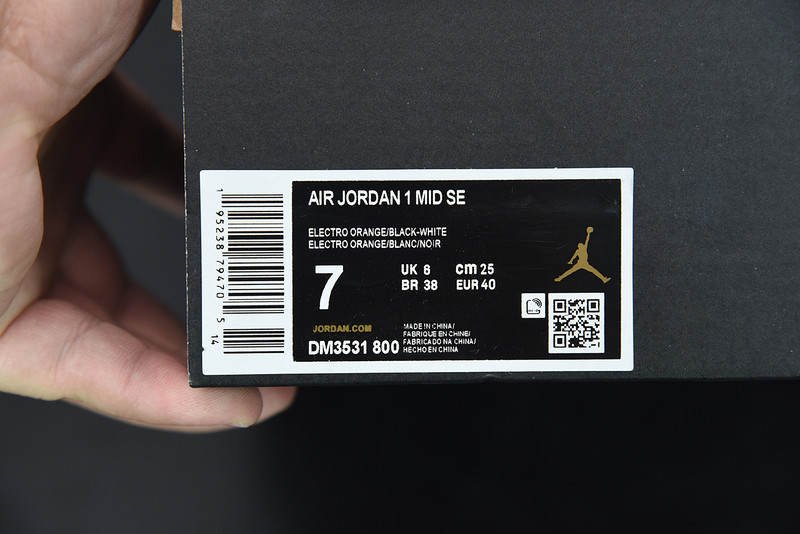 AIR JORDAN 1 MID SE 