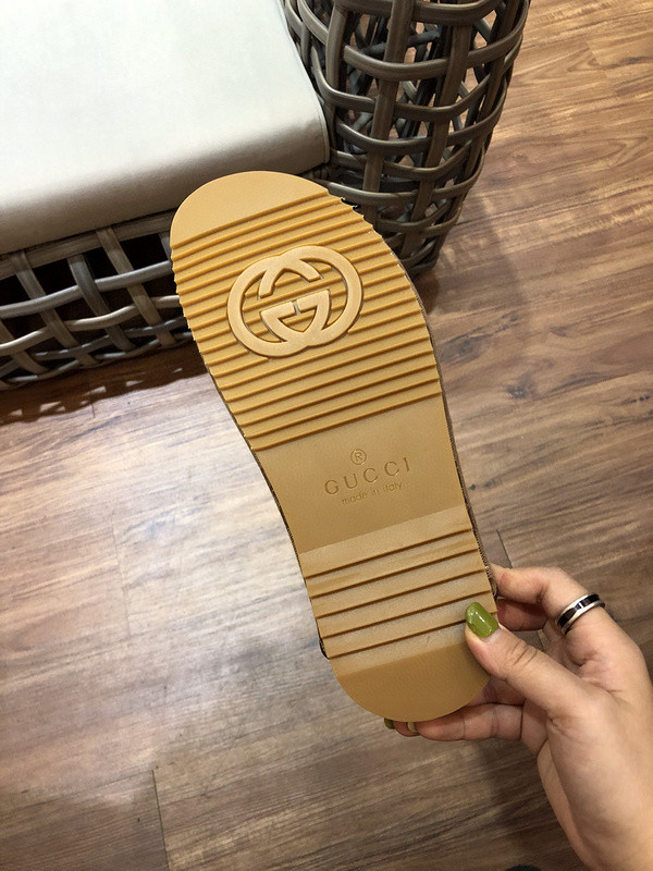 G*u*i sandals
