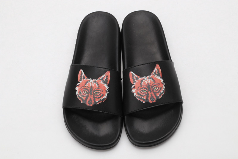 G*u*i sandals
