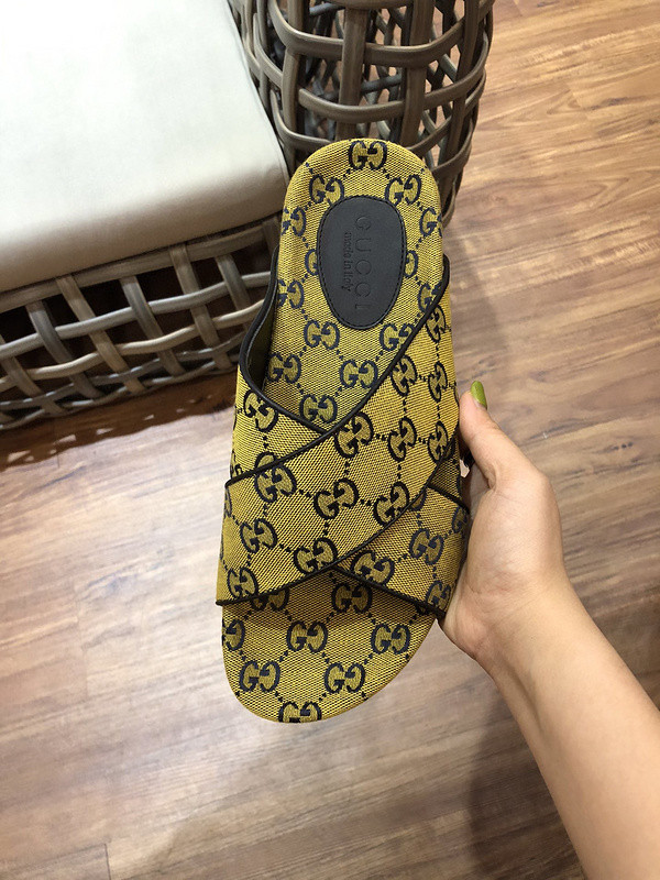 G*u*i sandals