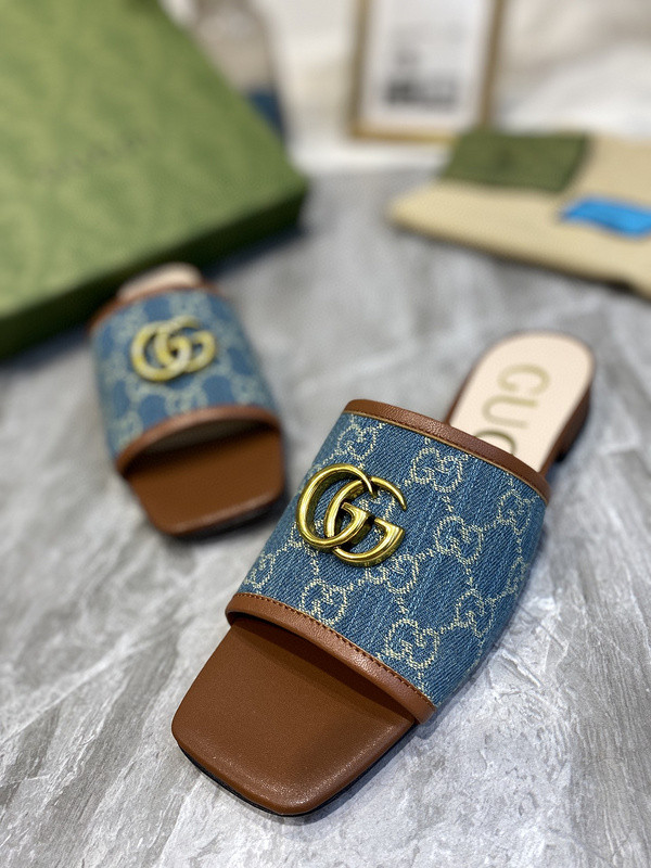 G*u*i sandals