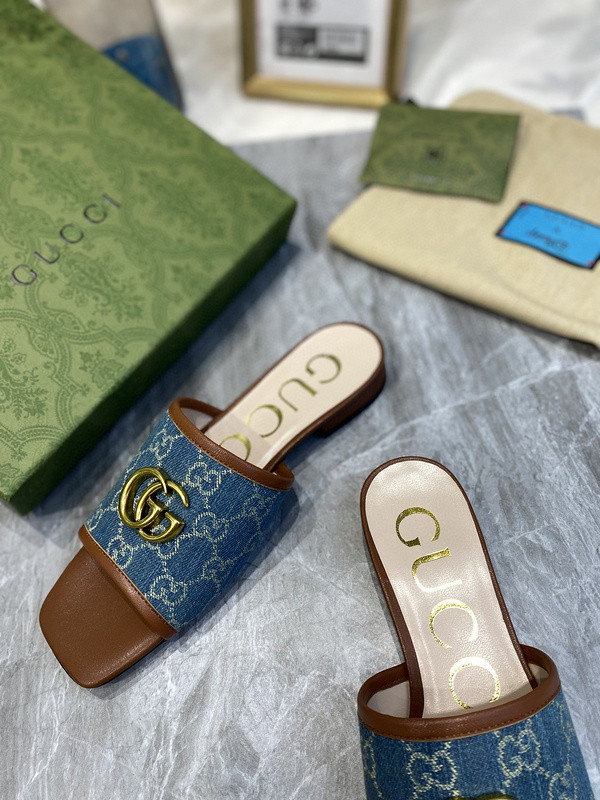 G*u*i sandals