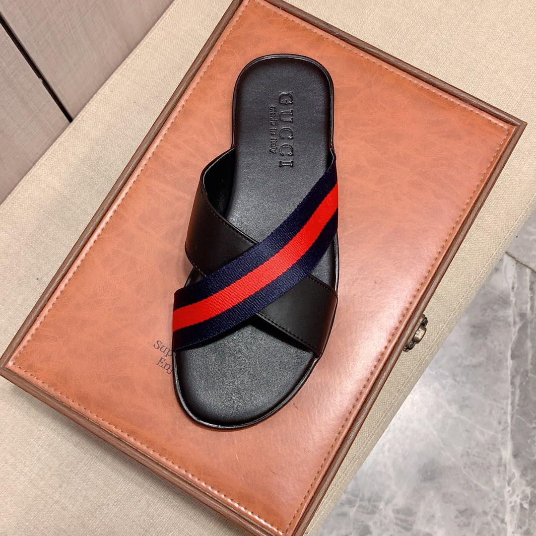 G*u*i sandals