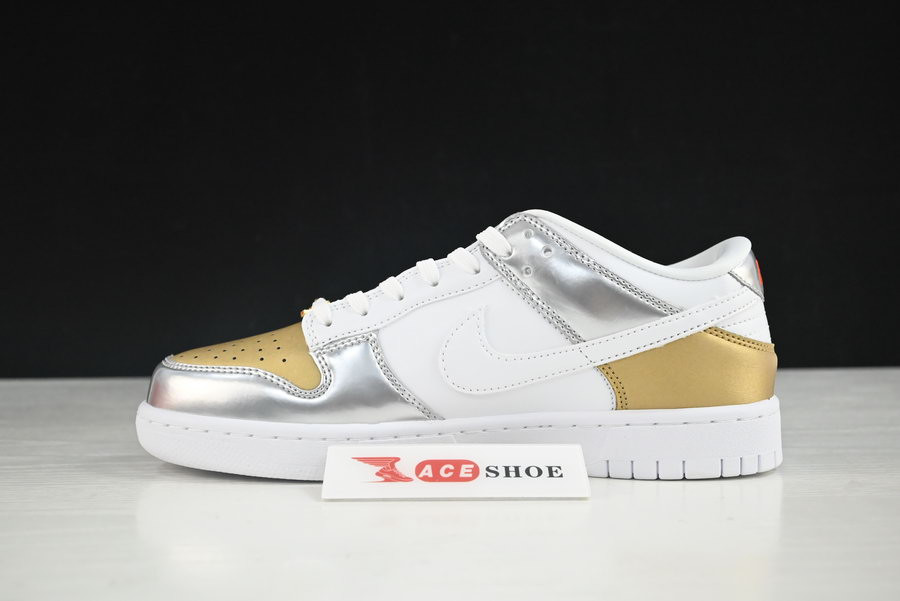 NIKE WMNS DUNK LOW SE 
