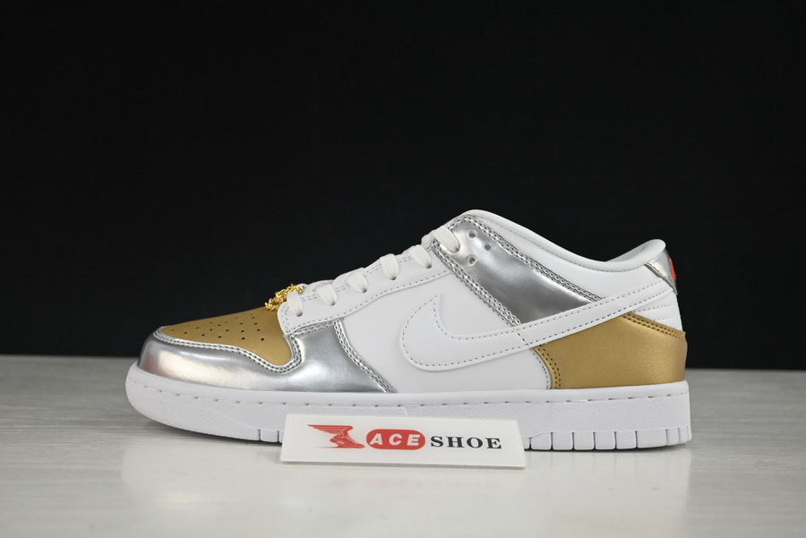 NIKE WMNS DUNK LOW SE 