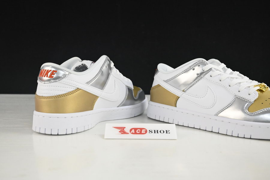 NIKE WMNS DUNK LOW SE 