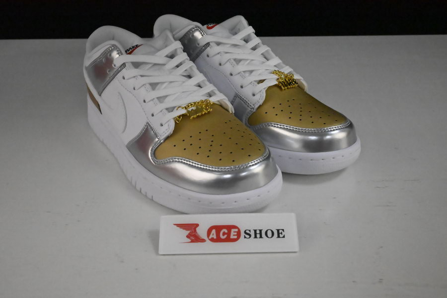 NIKE WMNS DUNK LOW SE 