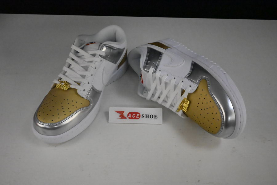 NIKE WMNS DUNK LOW SE 