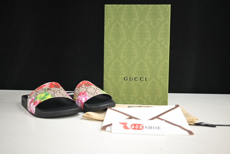 G*u*i sandals