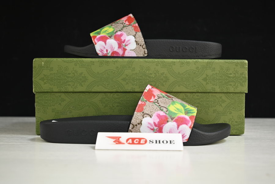 G*u*i sandals