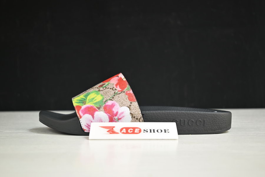 G*u*i sandals