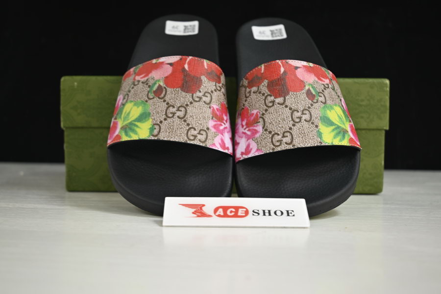 G*u*i sandals