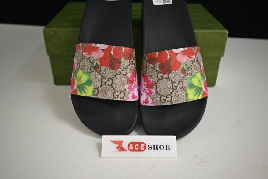 G*u*i sandals
