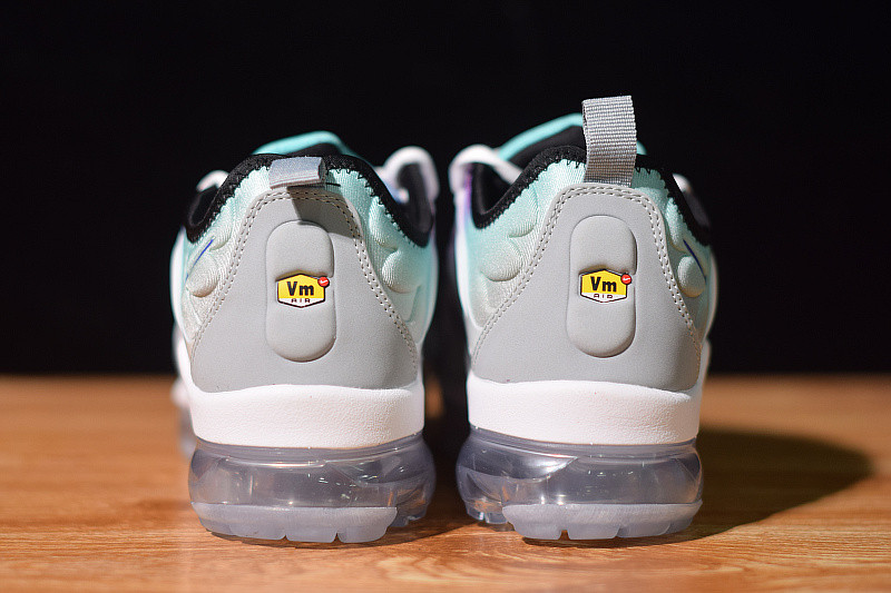 NIKE AIR VAPORMAX PLUS 