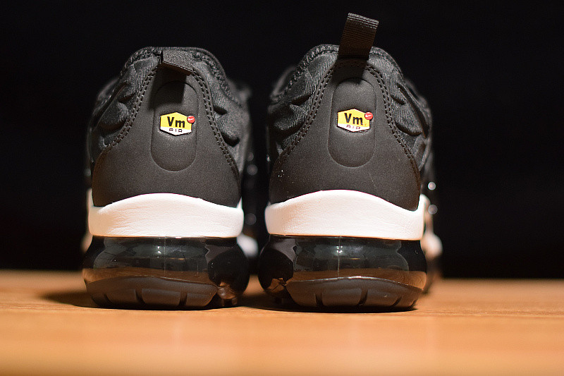 NIKE AIR VAPORMAX PLUS TRIPLE BLACK 924453-004