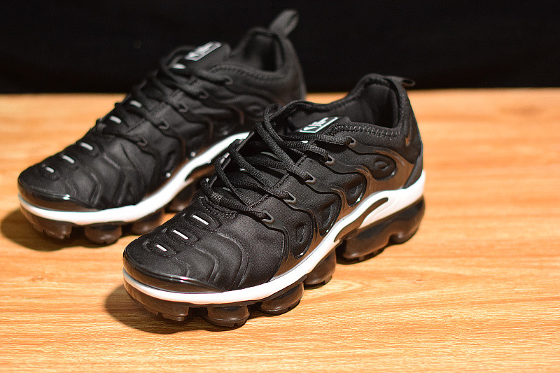 NIKE AIR VAPORMAX PLUS TRIPLE BLACK 924453-004