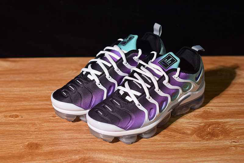 NIKE AIR VAPORMAX PLUS 