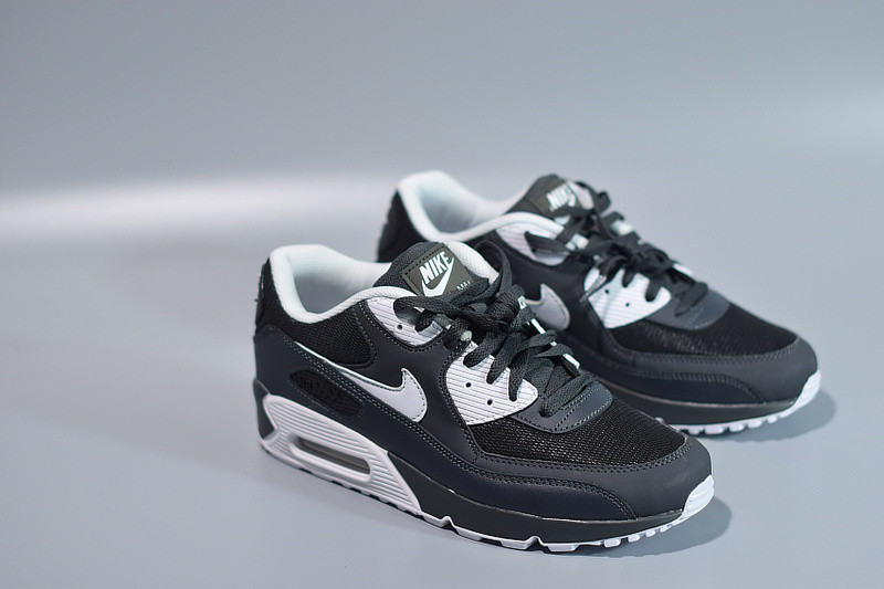 NIKE AIR MAX 90 BLACK WHITE 537384-089