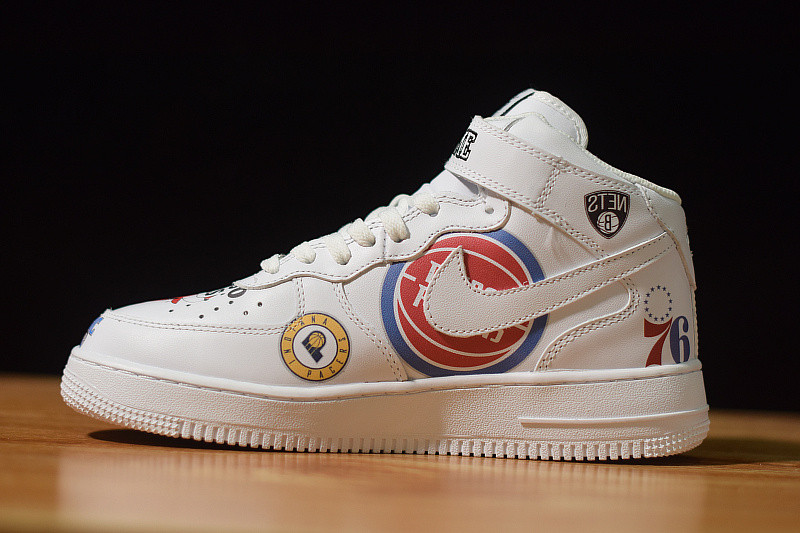 NIKE AIR FORCE 1 MID 