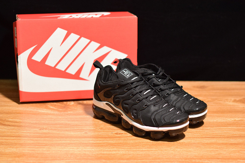 NIKE AIR VAPORMAX PLUS TRIPLE BLACK 924453-004