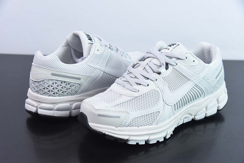 Nike Air Zoom Vomero 5 
